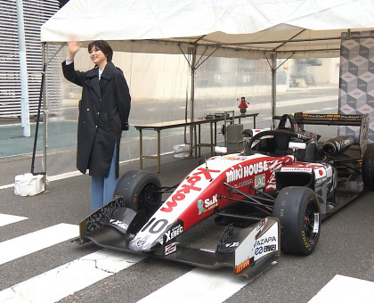 国内最高峰・全日本スーパーフォーミュラ選手権に日本人女性として初参戦／野田樹潤選手が瀬戸内市のスポンサー企業で女性社員と交流【岡山・瀬戸内市】